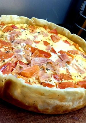 Una foto de Tarta caprese de jamón, queso 🧀,tomate 🍅 y orégano