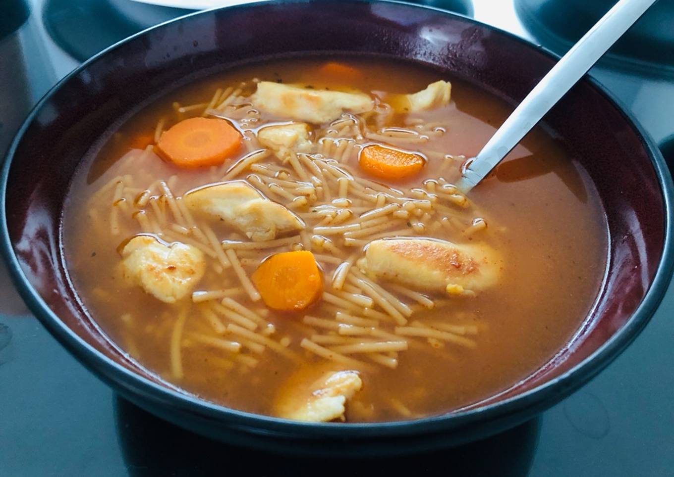 Sopa de fideos con pollo y zanahoria