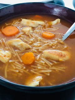 Una foto de Sopa de fideos con pollo y zanahoria