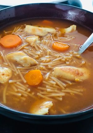 Una foto de Sopa de fideos con pollo y zanahoria