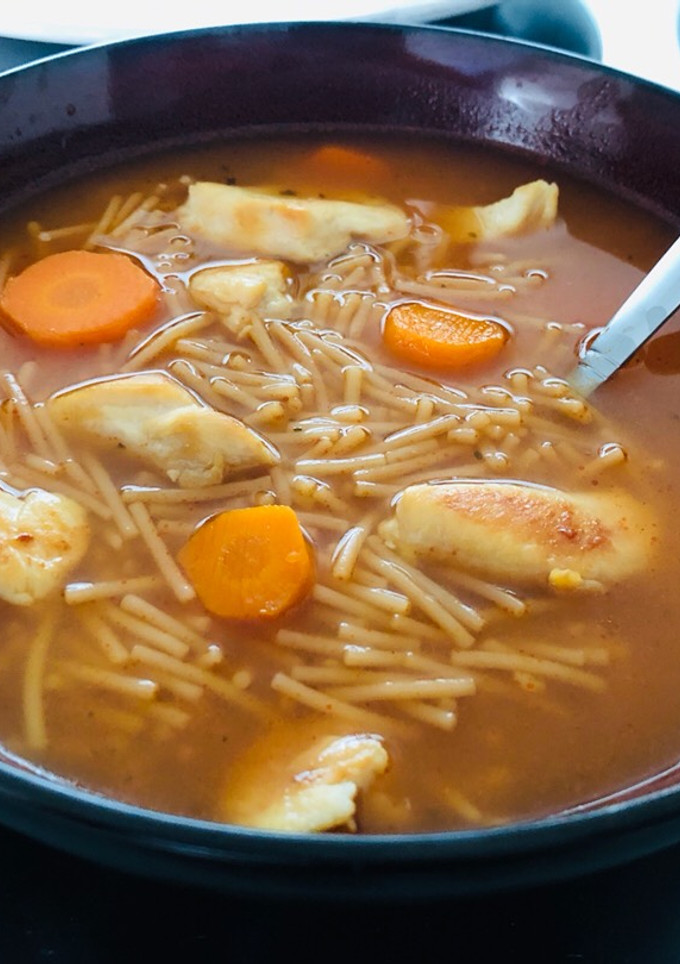 Una foto de Sopa de fideos con pollo y zanahoria