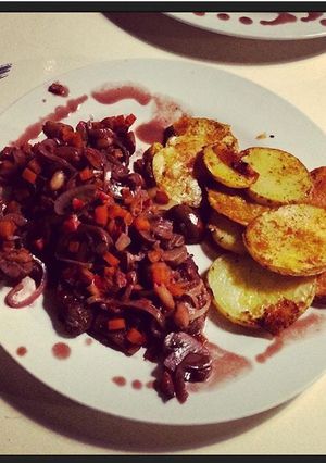 Una foto de Bife con champiñones y maní