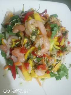 Una foto de Ceviche, con Zucchini y zanahoria, algo diferente pero delicioso