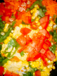 Una foto de Ensalada de apio, tomate, zanahoria, choclo y arroz.. Deliciosa!