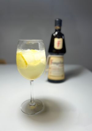 Una foto de Frangelico tonic lima