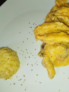 Una foto de Strogonoff de pollo y arroz pilaw
