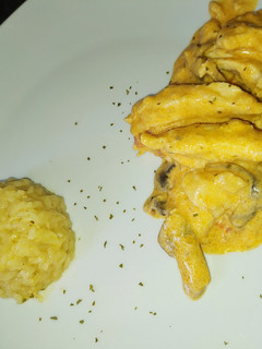 Una foto de Strogonoff de pollo y arroz pilaw