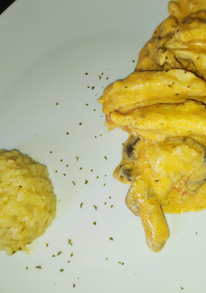 Una foto de Strogonoff de pollo y arroz pilaw