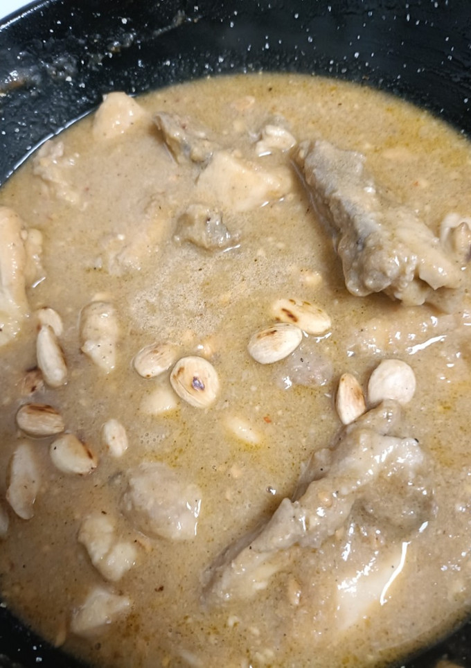 Una foto de Pollo en salsa de almendras