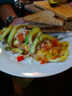 Una foto de Omelette relleno de jamón y bell peper