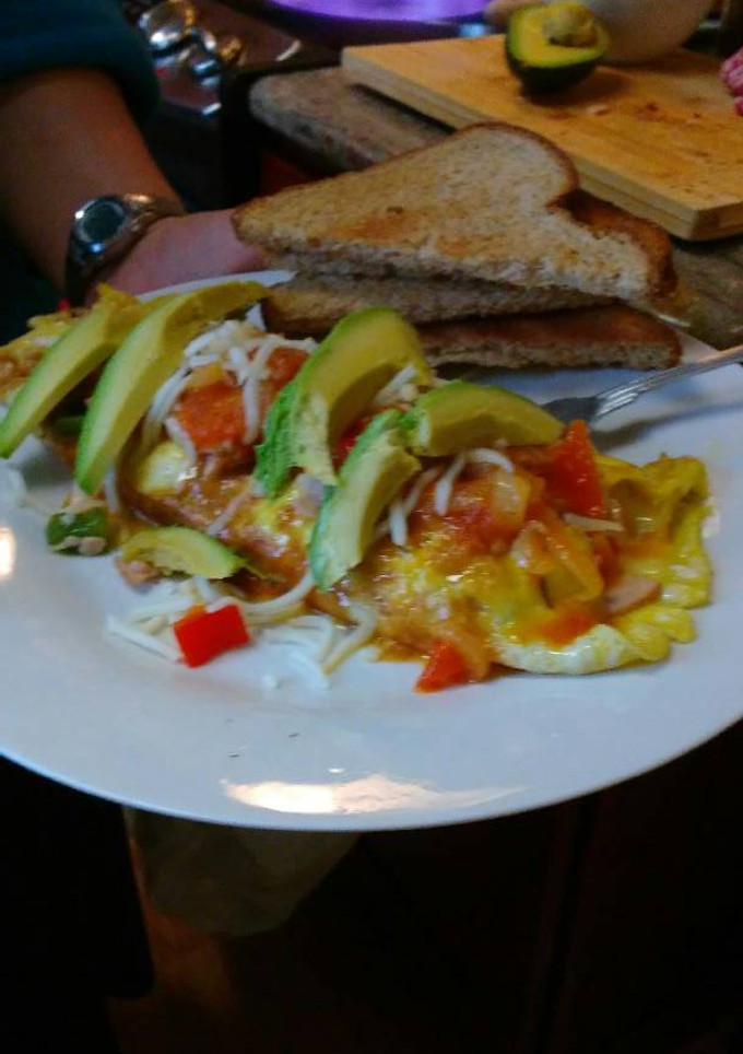 Una foto de Omelette relleno de jamón y bell peper