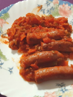 Una foto de Longanizas frescas con sofrito y jalapeños