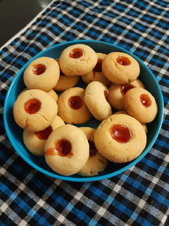 થમ્બ પ્રીન્ટ કુકીઝ (Thumb print cookies in gujarati) રેસીપી મુખ્ય ફોટો