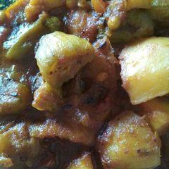 A picture of Potatoes and pointed gourd curry.