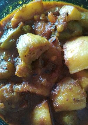 A picture of Potatoes and pointed gourd curry.