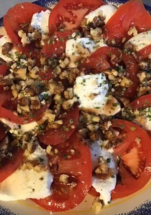 Une photo de Salade de tomates et mozzarella aux noix et vinaigre aux framboises