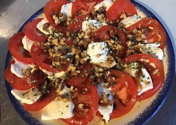 Salade de tomates et mozzarella aux noix et vinaigre aux framboises