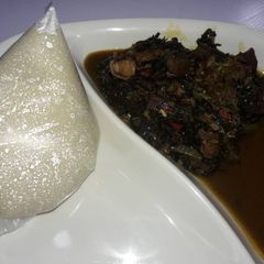 A picture of Vegetable soup and semo.