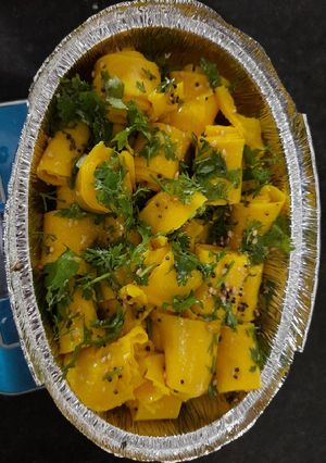 ખાંડવી (Khandvi Recipe In Gujarati) રેસીપી મુખ્ય ફોટો