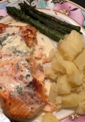 Una foto de Salmón al queso azul con espárragos salteados
