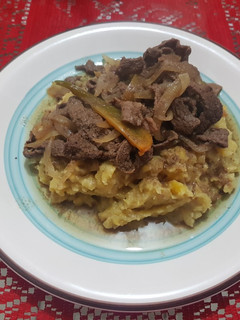 Una foto de Fajitas de res con mangu..🇩🇴🇩🇴