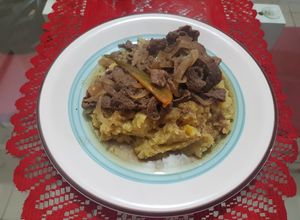 Una foto de Fajitas de res con mangu..🇩🇴🇩🇴