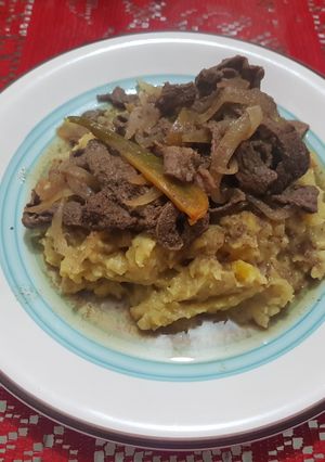 Una foto de Fajitas de res con mangu..🇩🇴🇩🇴