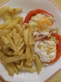 Una foto de Patatas fritas, huevo y pimientos