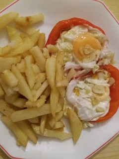 Una foto de Patatas fritas, huevo y pimientos