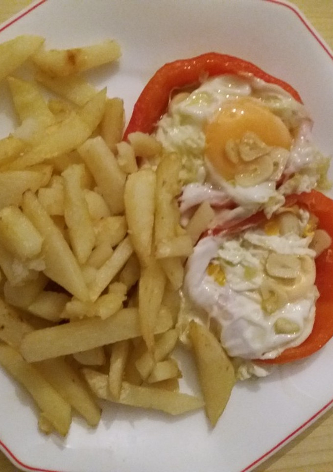 Una foto de Patatas fritas, huevo y pimientos