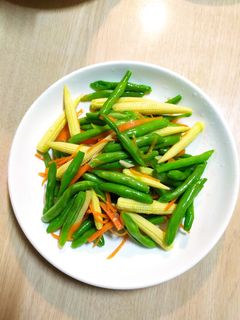 蒜香綜合蔬菜（四季豆、玉米筍、紅蘿蔔絲） 的食譜成品照片