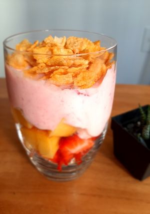 Una foto de Yogurt con frutas y cereales 🥭🍓