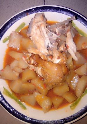 A picture of Yam porradge and chicken.
