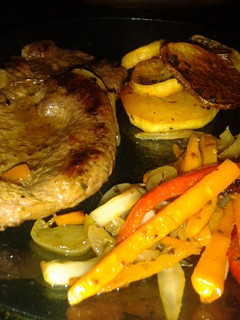 Una foto de Bife con salteado de hortalizas acompañado con Papas al horno