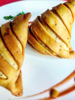 A picture of Punjabi Samosa.