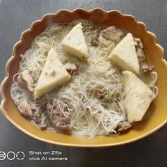 A picture of Instant Rice Noodle with Pork.