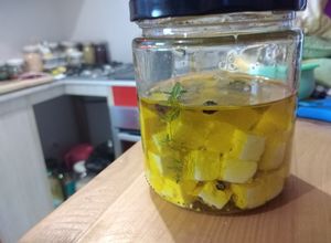 Una foto de Feta en aceite saborizado