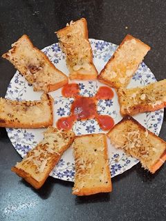 चीज़ गार्लिक ब्रेड (Cheese garlic bread recipe in Hindi) रेसिपी मुख्य फोटो