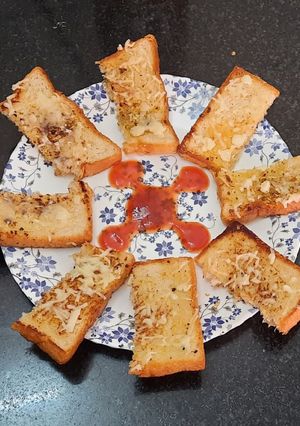 चीज़ गार्लिक ब्रेड (Cheese garlic bread recipe in Hindi) रेसिपी मुख्य फोटो