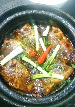 A picture of Vietnamese Braised Snakehead Fish in Clay Pot.