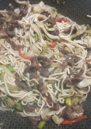 Una foto de Wok de vegetales y carne