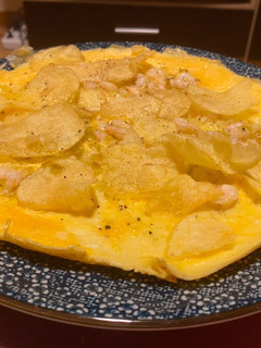 Una foto de Tortilla vaga de gambas, puerros, cebolleta y chips de patatas 🥔