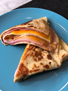 Una foto de Crepes de jamón de york y cheddar en horno grill Cecotec