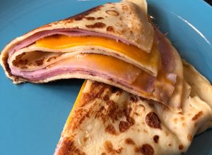Foto principal de Crepes de jamón de york y cheddar en horno grill Cecotec