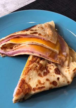 Una foto de Crepes de jamón de york y cheddar en horno grill Cecotec