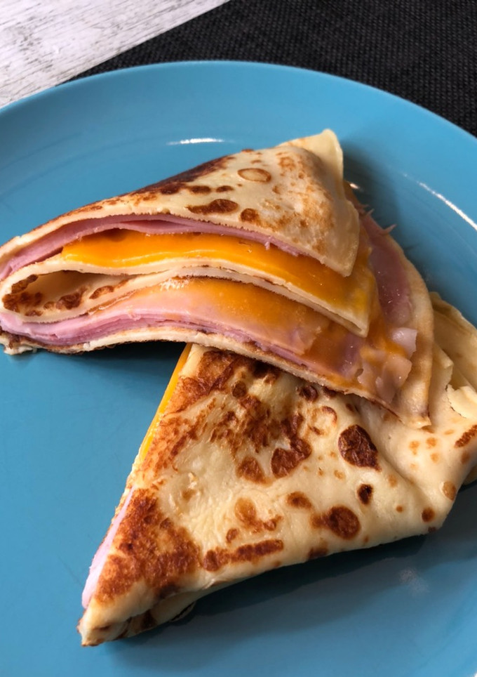 Una foto de Crepes de jamón de york y cheddar en horno grill Cecotec