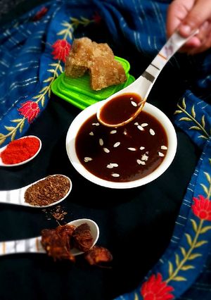 गुड़ इमली की मीठी चटनी (gur imli ki meethi chutney recipe in Hindi) रेसिपी मुख्य फोटो
