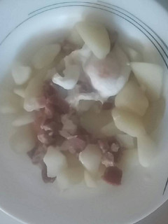 Una foto de 535 Ensalada de patatas con salchichas