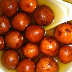 A picture of Gulab Jamun.