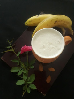 बनाना बादाम मिल्क शेक (Banana Badam milkshake recipe in Hindi) रेसिपी मुख्य फोटो